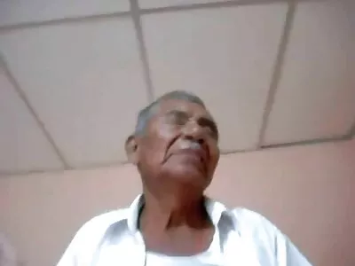 சிவப்பு நிறத்தில் உள்ள பெண் டிக் உறிஞ்சுகிறாள்