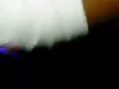 பச்சை குத்தப்பட்ட பொன்னிறம் வெளியில் உழப்படுகிறது