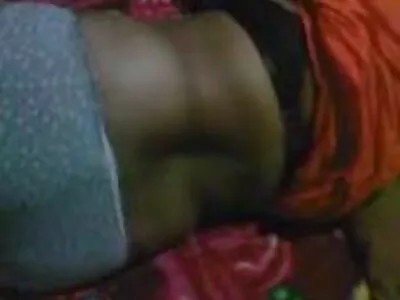 கண்ணாடிகளுடன் கூடிய குறுகிய கூந்தல் பாட்டி ஆழமாக குத்தப்பட்டு முகம்கொடுக்கிறாள்