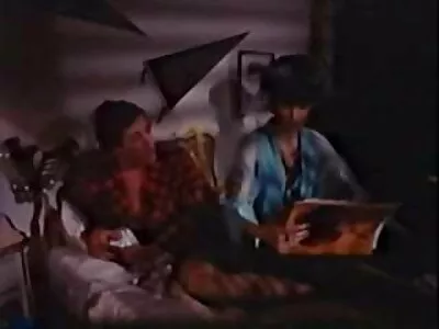 பார்க்கும் போது இல்லத்தரசி அந்நியர்களை புணர்கிறாள்