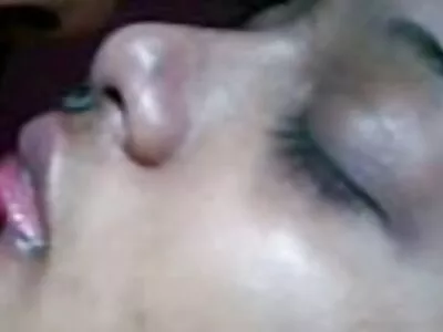 இத்தாலிய குழந்தை பெரிய டிக்ஸை உறிஞ்ச விரும்புகிறது