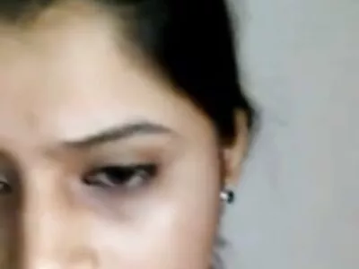 கொம்பு அழகி பெக்கி பாண்டினி பக்கிங் செய்வதற்கு முன்பு ஒரு நல்ல பிஜேவை வழங்குகிறார்