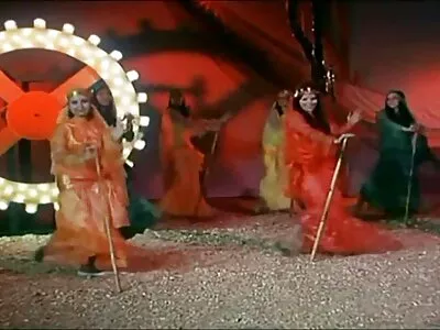 புதிய குழந்தை நக்கப்பட்டு நன்றாக குத்தப்பட்டது