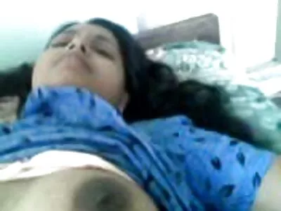 சூடான மில்ஃப் தன் கணவனின் நண்பனைத் துன்புறுத்துகிறாள்