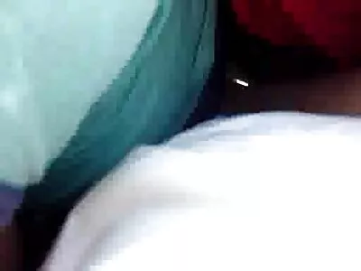 ஹாட் பேப் ஒரு பெரிய டிக் உறிஞ்சுகிறது