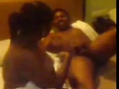 சாசி லத்தீனா விற்பனையாளரை கவர்ந்திழுக்கிறாள்