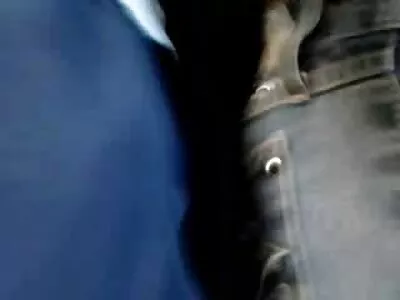 அழகான பொன்னிற குழந்தை படுக்கையில் தன் காதலனை மகிழ்விக்கிறது