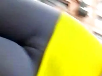 ஹங்கேரிய அழகா சோக்கியின் ஹார்ட் டிக்கிற்கு சேவை செய்கிறார்