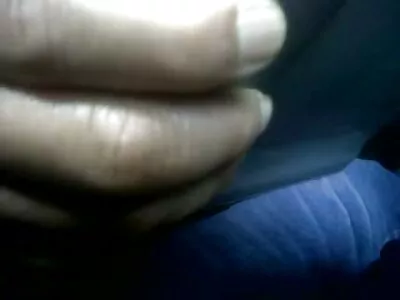 அற்புதமான அழகி அவளது புண்ணை மாபெரும் கருப்பு தடியால் நீட்டினாள்