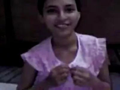 நினா ஸ்கை தனது காதல் துளையுடன் மாற்றிய சகோதரரின் குமிழ் பாலிஷ்