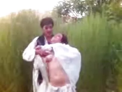சூடான பெண்கள் தங்கள் புதிய காதலர்களை புணர்கிறார்கள்
