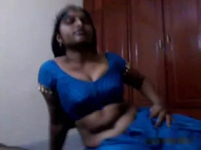 சூடான சாக்லேட் பெண்ணுக்கு ஆழமான தொண்டை உள்ளது