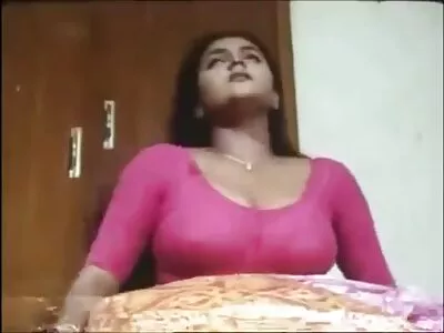 வெட்கமில்லாத பொன்னிறமான கார்லி ரே பொதுவில் வேடிக்கை பார்க்கிறார்