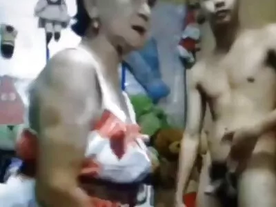 உணர்ச்சிவசப்பட்ட அழகி குலுங்கப் போகிறாள்