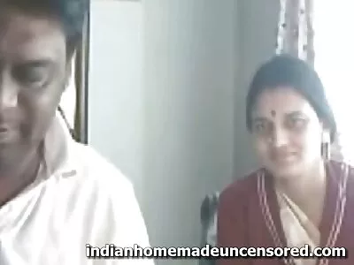 ஒல்லியான பிம்போ பைஸ்லே ரே அறையில் மோதினார்